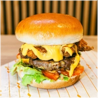 Mix Of Beef And Chicken Patty,Cheddar,Lettuce,Tomato,Pickles,Sauce