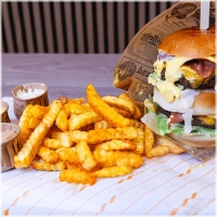 300g Beef Patty,Cheddar,Tomato,Pickles,Bacon,Grilled Onions,Sauce